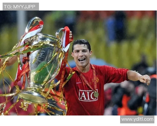 球迷疯狂冲入赛场抢C罗球衣引发欧冠比赛混乱一幕